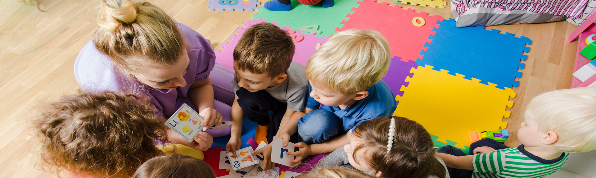 Educadora trabajando con material didáctico junto a niños