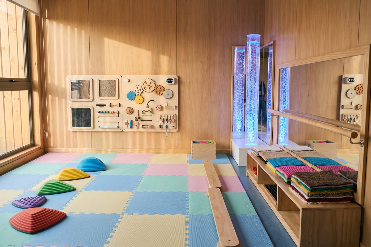 Sala sensorial equipada con paneles de luz, tubos sensoriales y pisos de texturas