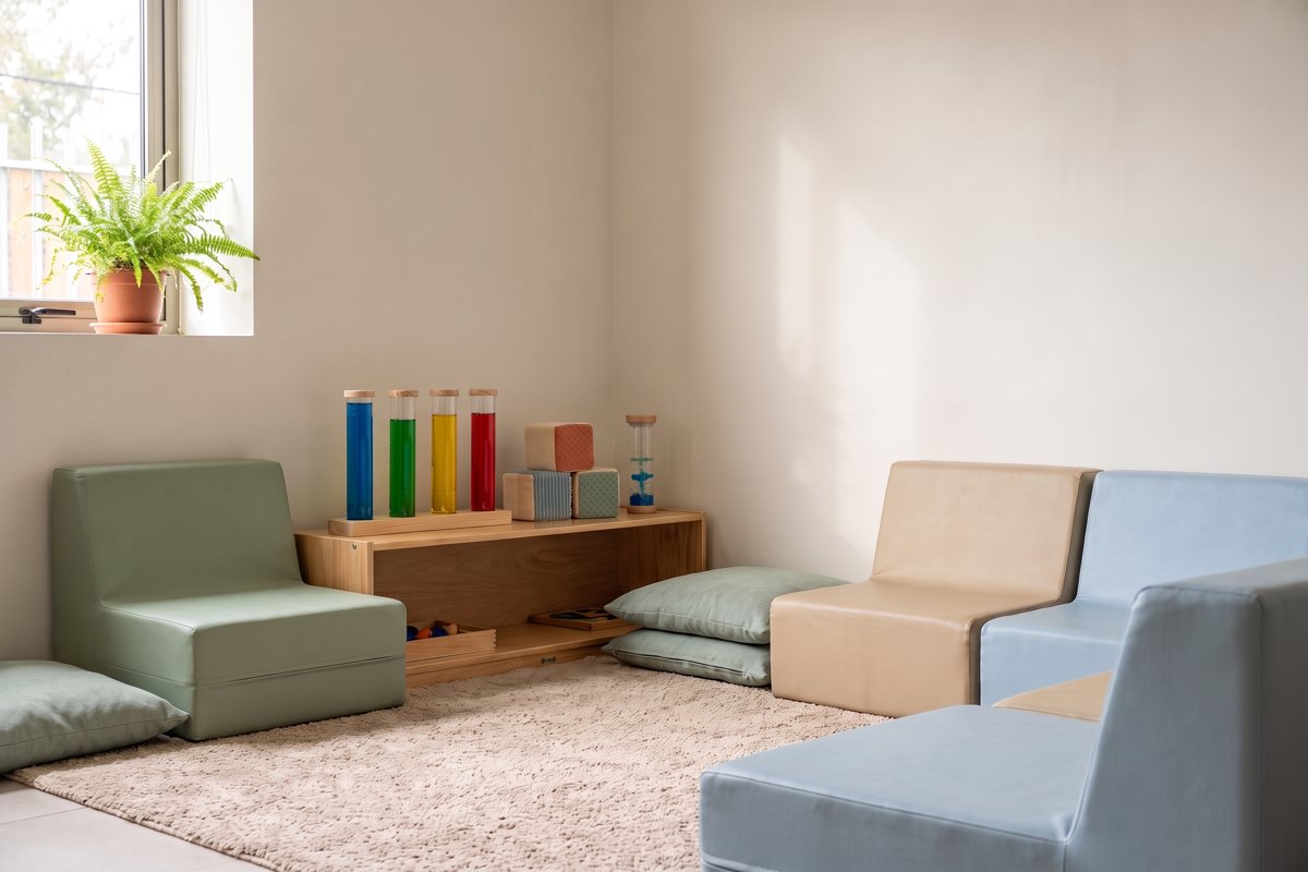 Rincón de calma con cojines de las emociones, carpa y alfombra